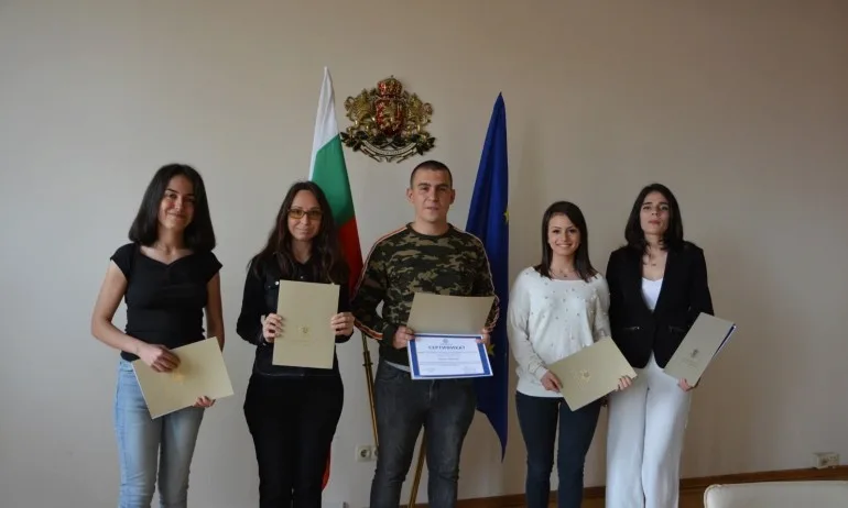 Сачева награди доброволците от телефонната линия за психологическа помощ за възрастните хора - Tribune.bg