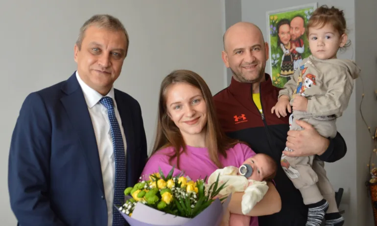Кметът на Благоевград посети първите бебета за 2023 г. - Tribune.bg
