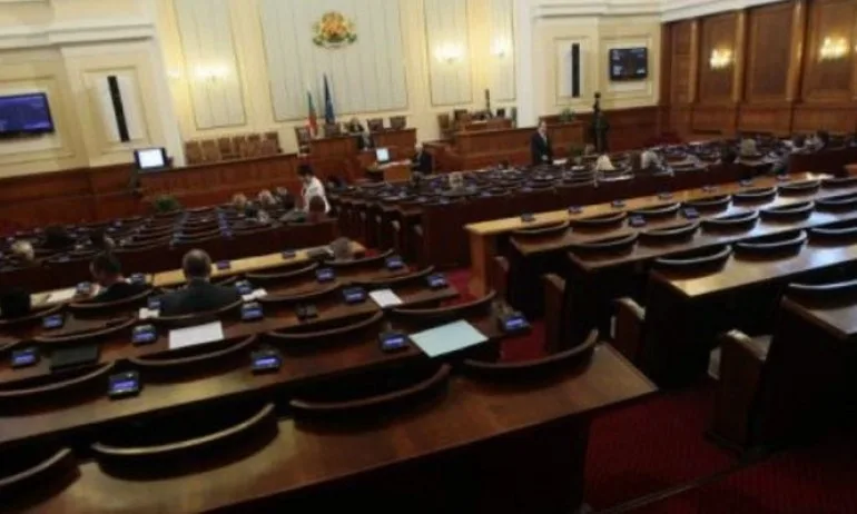 В последните минути на Народното събрание, партиите излязоха с декларации - Tribune.bg
