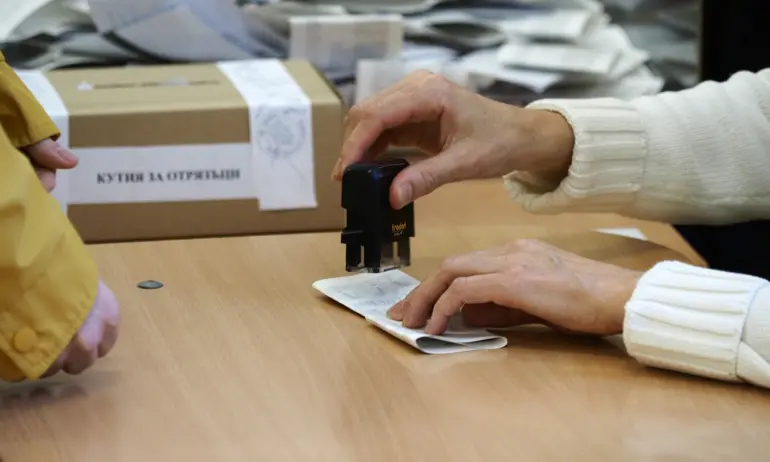 Жива верига пред избирателни секции в село Лиляче заради изборен туризъм - Tribune.bg