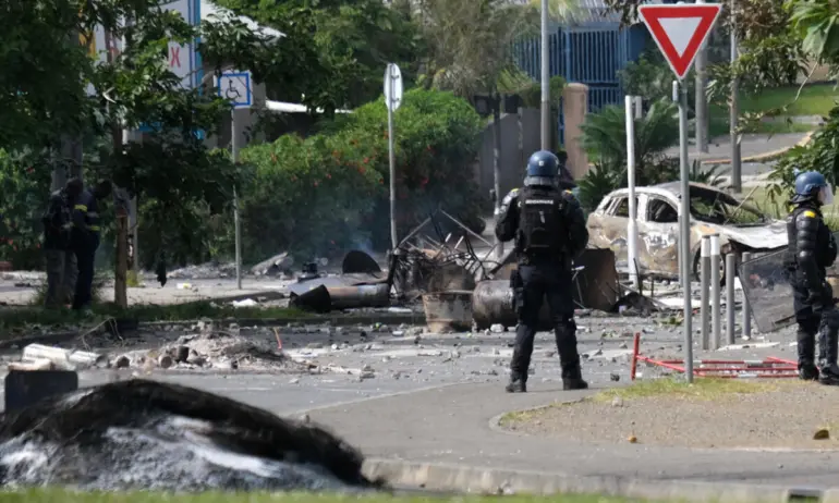 Стотици арестувани в Нова Каледония на фона на смъртоносни бунтове