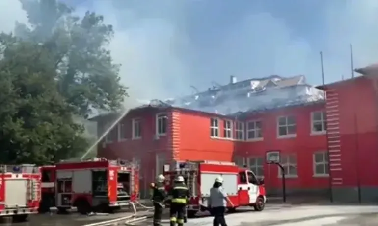 Пожар унищожи покрива на едно от най-старите пловдивски училища - Tribune.bg