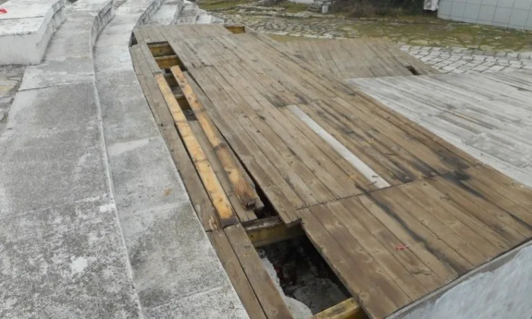 Вандали изпотрошиха част от Античния форум в Стара Загора - Tribune.bg