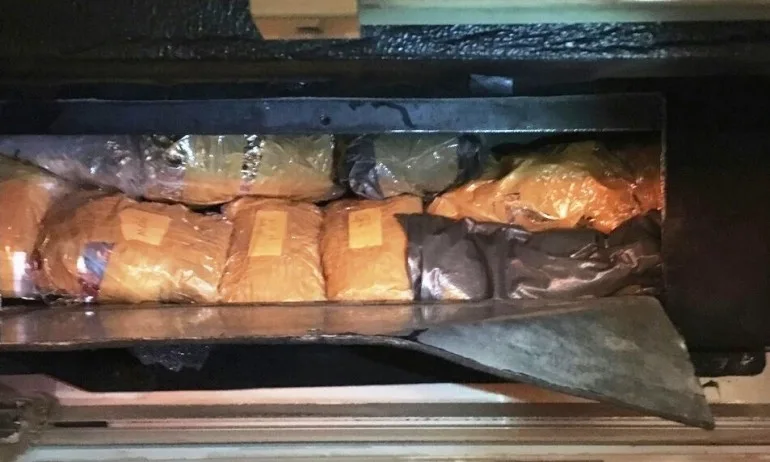 Иззеха контрабандно злато за 220 000 лева от тайник в автобус - Tribune.bg