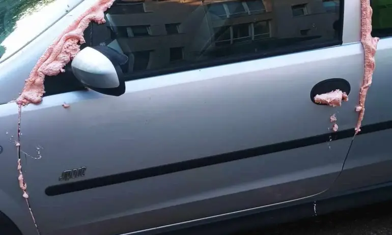 Няма такива съседи! В Западен парк запечатаха кола с монтажна пяна заради спор за паркомясто - Tribune.bg