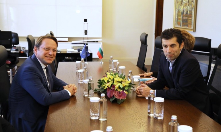 Премиерът се срещна с еврокомисар Оливер Вархеи - Tribune.bg