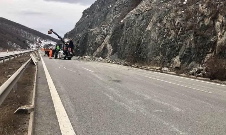 Едното платно на АМ Струма остава затворено, прави се укрепване - Tribune.bg