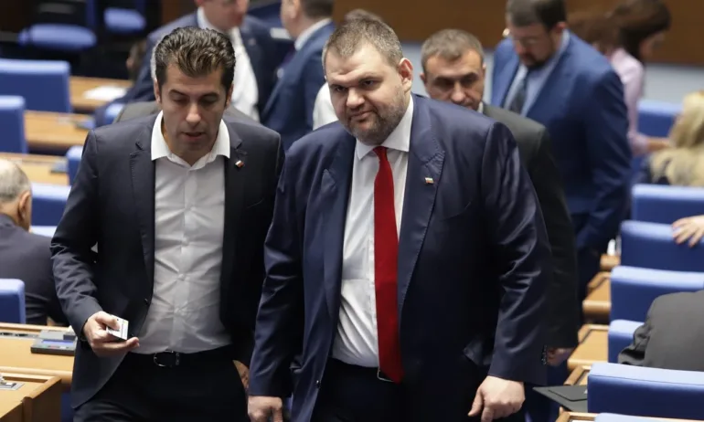 ПП-ДБ стояха по коленете на агите в пълен състав са пийнали по едно с рожденика Делян Пеевски - Tribune.bg