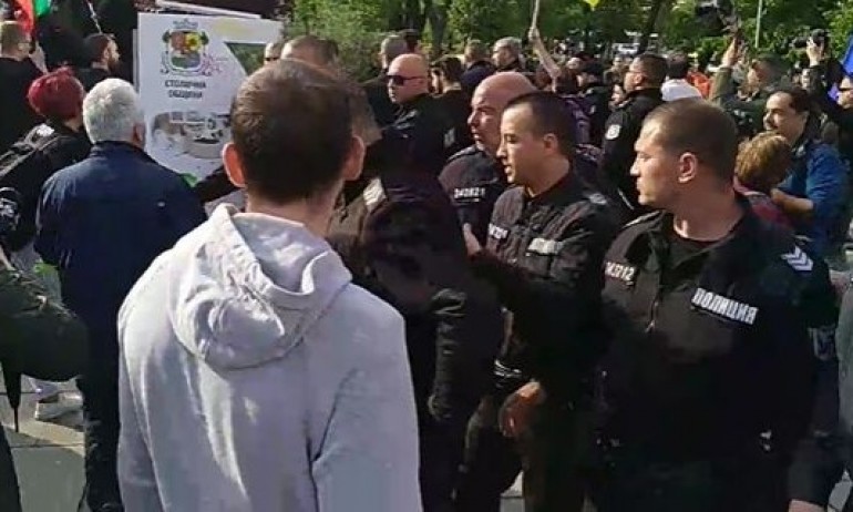 Напрежение пред МОЧА: Българи се бият за и против Украйна (ВИДЕО/СНИМКИ) - Tribune.bg