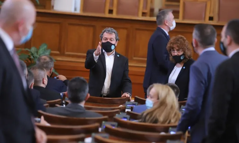 Ситуацията се мени с часове: ИНТ първо се отказаха от гласуването по пощата, после размислиха - Tribune.bg