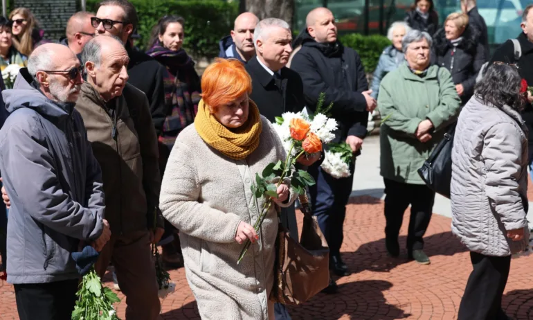 Близки, колеги и приятели изпратиха актьора Васил Банов в последния му път - Tribune.bg