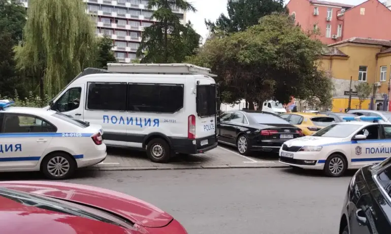 Зрелищна гонка на полицията с нелегални мигранти в центъра на София - Tribune.bg