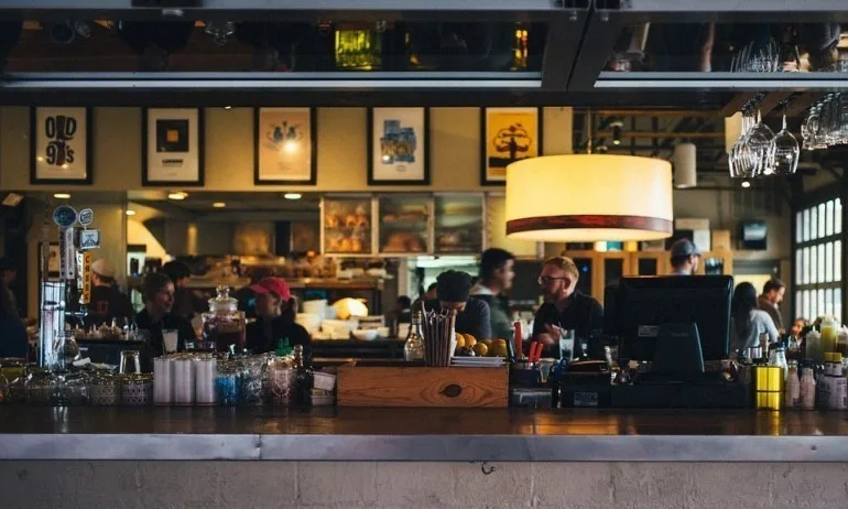 Адвокат пита: Има ли заведения, които не са отчитали обороти, а сега искат да получат помощи от парите на данъкоплатците? - Tribune.bg