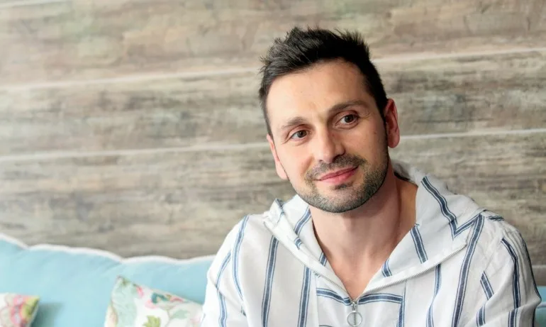 Александър Сано подкрепи учителката си Диана Иванова в Русе - Tribune.bg