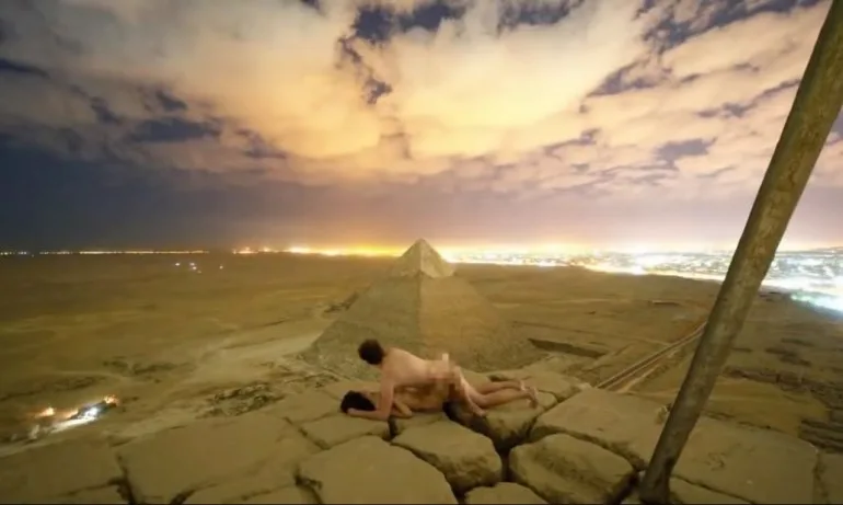 Секс на върха на на Хеопсовата пирамида? (ВИДЕО) - Tribune.bg