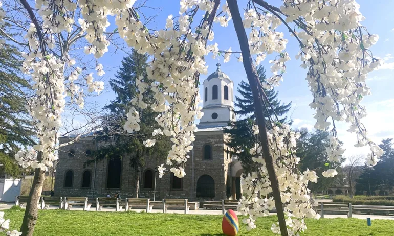 Цветен купол е новият елемент от тематичната украса на Луковит - Tribune.bg