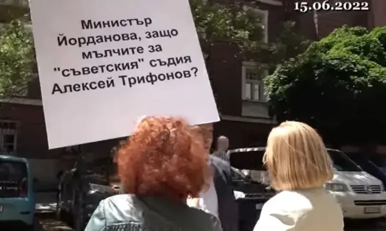 Лалов причаква правосъдната министърка с плакат, подозират я в укриване на съдия с руско гражданство - Tribune.bg