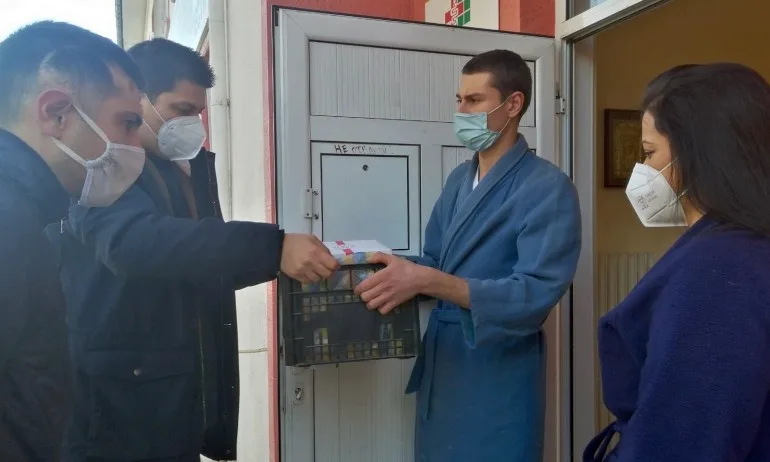 Младежи от ГЕРБ – Стара Загора доставят топла храна на медици - Tribune.bg