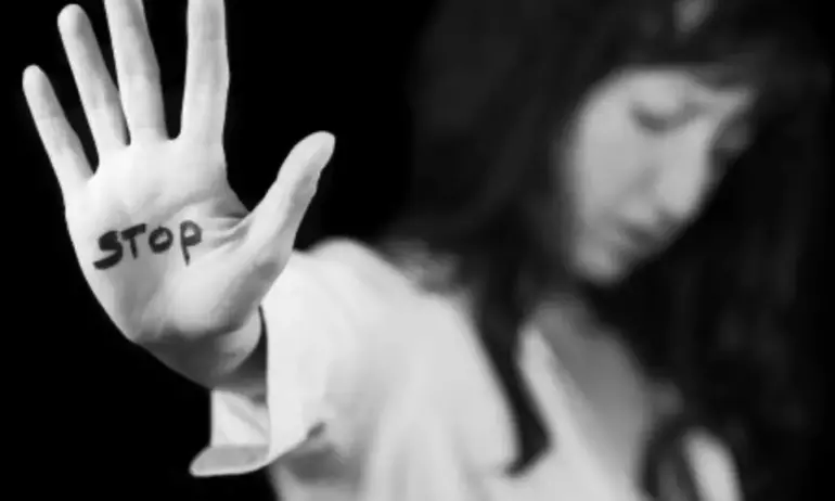 Задържаха мъж от Перник за побой над съпругата и дъщеря му - Tribune.bg