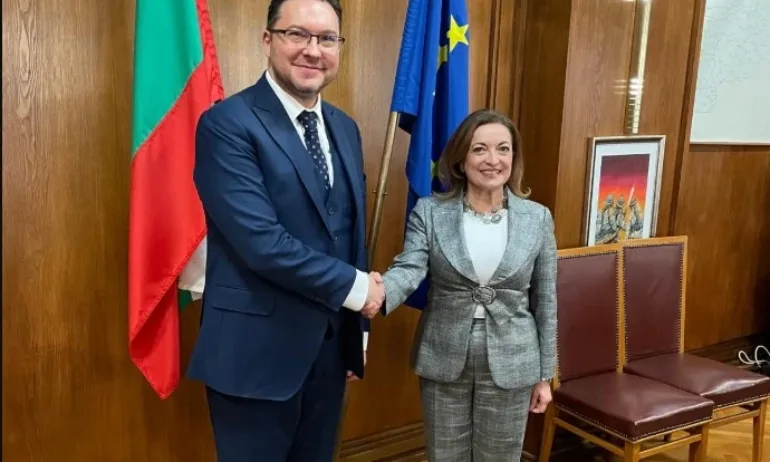 Министър Митов проведе среща с посланичката на Италия Дзара - Tribune.bg