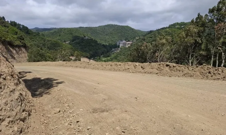 Напредва строителството на новия път до Зографския манастир - Tribune.bg