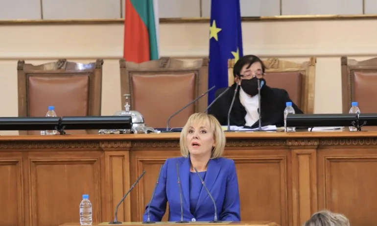 Манолова към статуквото: Не си въобразявайте, че ще задушите правителството на протеста в токсична прегръдка - Tribune.bg