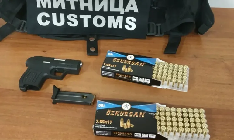 Митничарите на МП Лесово откриха пистолет със заличени номера и 106 бойни патрона в дамска чанта - Tribune.bg