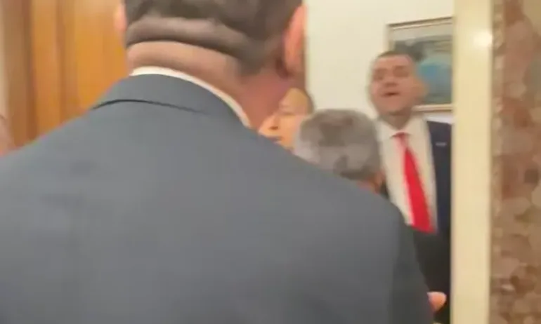 Скандал и физически сблъсък в кулоарите на парламента. Да излиза