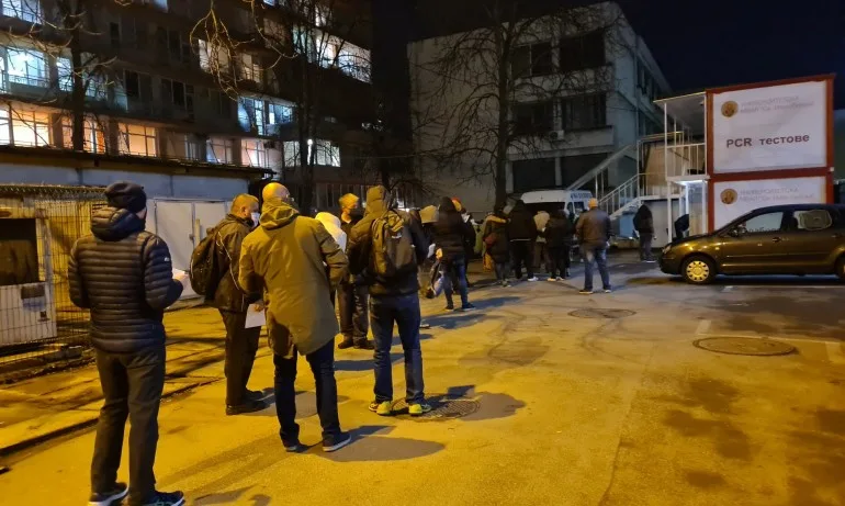 Продължава интересът към нощната ваксинация, опашки пред УМБАЛ Св. Иван Рилски - Tribune.bg