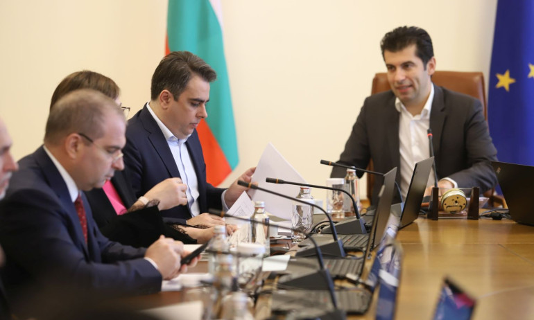 Паунова: Само Караджов е депозирал оставката си, Слави има още трима министри - Tribune.bg