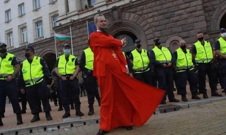 Явор Дачков: Дионисий, който продаваше архонтски титли на мутри, се превръща в лице на протестите срещу мутрите - Tribune.bg