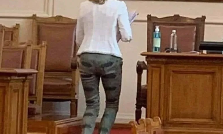 Харизанов: Време е за нещо друго. Председателят на парламента ходи на работа с кърпени панталони - Tribune.bg