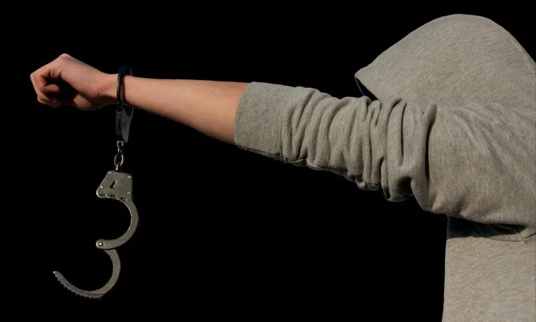 След акция срещу разпространение на наркотици в училище: 10 арестувани в Бургас - Tribune.bg