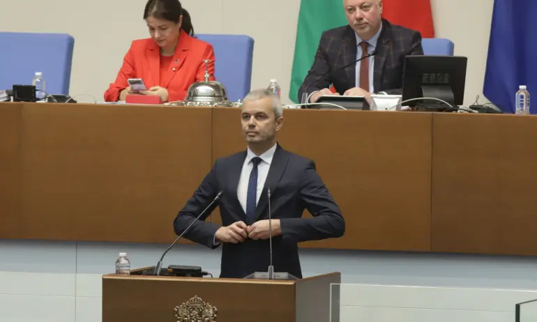 Възраждане с реч за поругаването на паметника на Граф Игнатиев във Варна - Tribune.bg