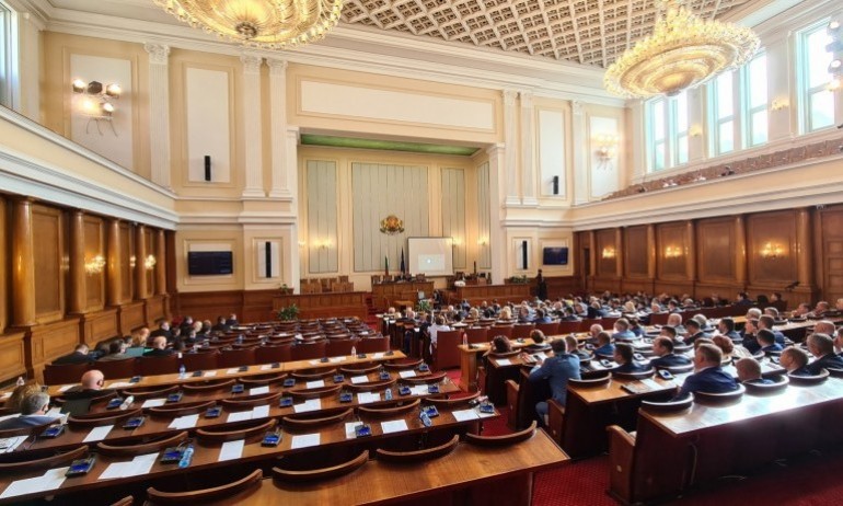 Депутатите удължиха работното си време: Решават дали опозицията да оглавява комисии (НА ЖИВО) - Tribune.bg