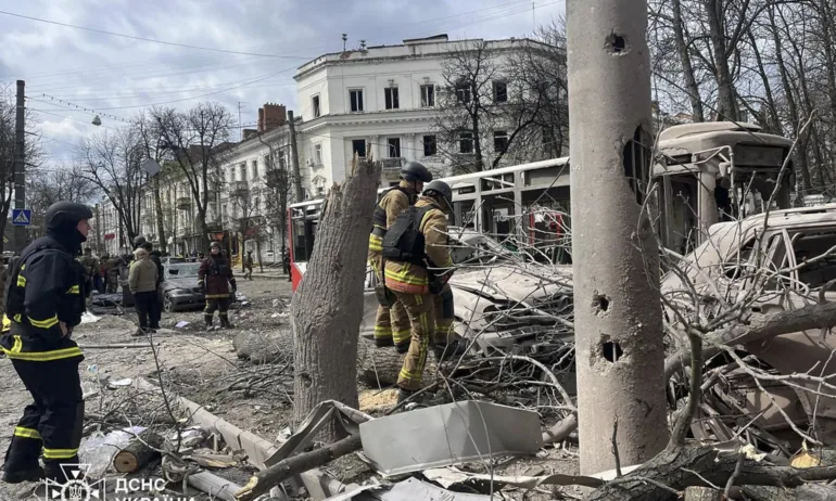 Руски удар сутринта на Цветница уби десетки хора в украинския град Суми - Tribune.bg