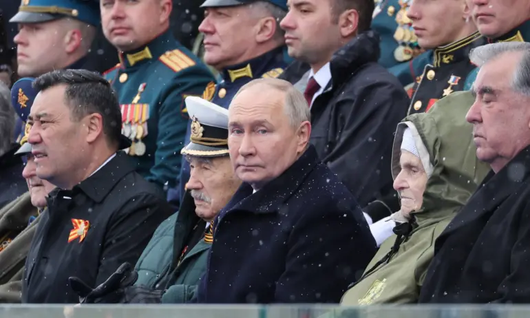 Сняг, един танк и реч за бойната готовност на парада за Деня на победата в Русия