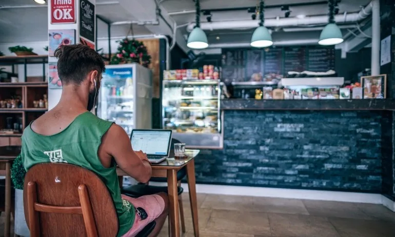 Французин се самоизолира през нощта в супермаркет, напи се и погледа порно - Tribune.bg