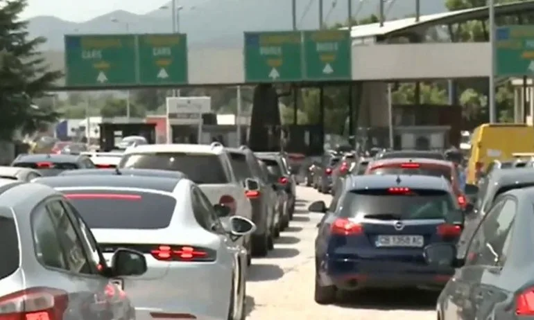 Километрични опашки се извиват на Кулата, шофьорите чакат с часове на границата - Tribune.bg