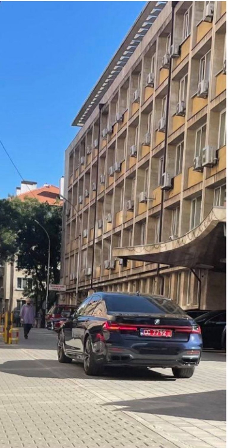 Днес в 15,45 ч. лимузината на Пламен Бобоков е паркирана пред Министерството на икономиката