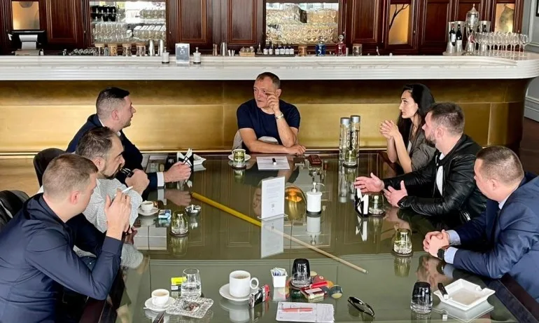 Шестима от Българско лято летяха до Дубай, посрещна ги Божков с пура - Tribune.bg