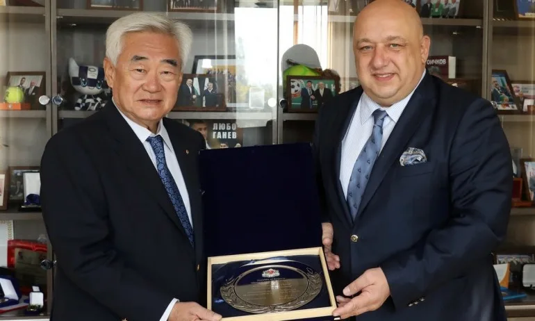 Министър Кралев се срещна с президента на световното таекуондо - Tribune.bg