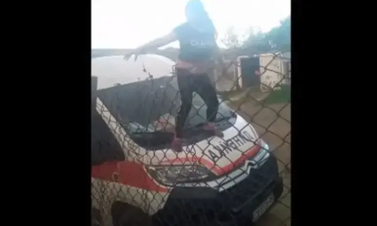 Скандално: Жена играе кючек върху линейка, докато медиците оказват спешна помощ на нуждаещ се - (ВИДЕО) - Tribune.bg