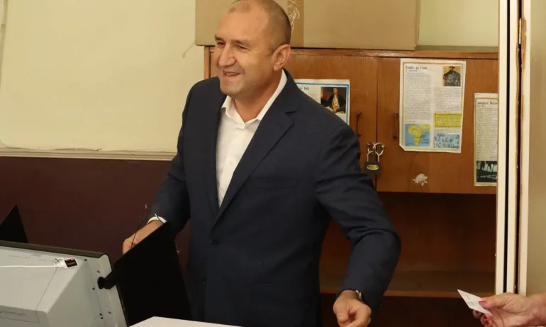 Радев гласува: Страната ни има нужда от силни институции – 2.10.2022 - Tribune.bg