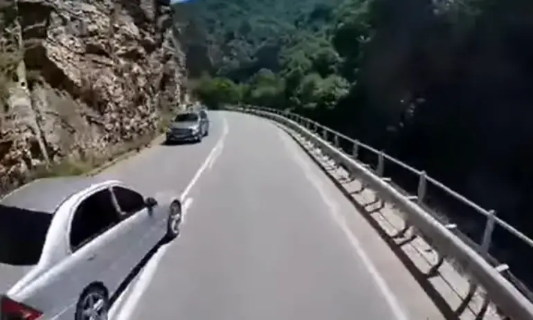 Камикадзе на пътя: Инфарктно изпреварване в насрещното на пътя Велинград-Варвара (ВИДЕО) - Tribune.bg