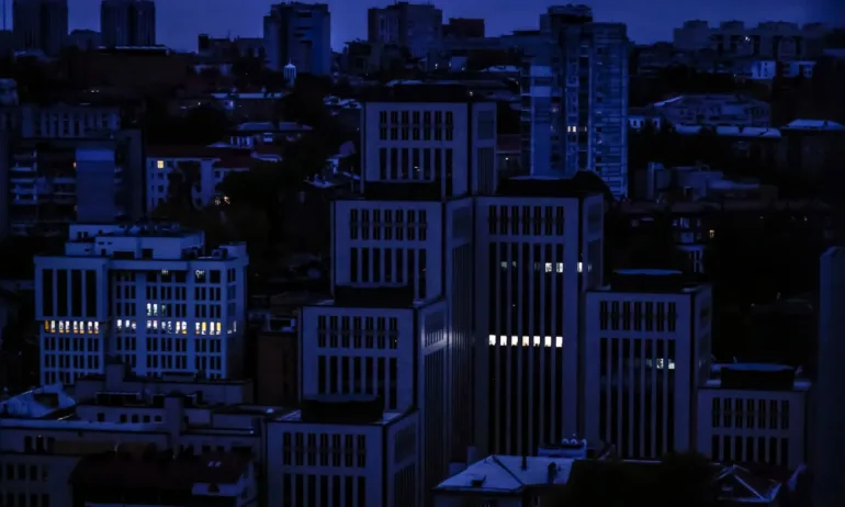 Над 320 хиляди жители на Киев останаха без ток след масирана руска атака - Tribune.bg