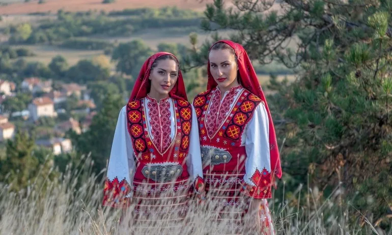 Звездният фолклорен дует Бисера и Лидия с първи самостоятелен проект - Tribune.bg