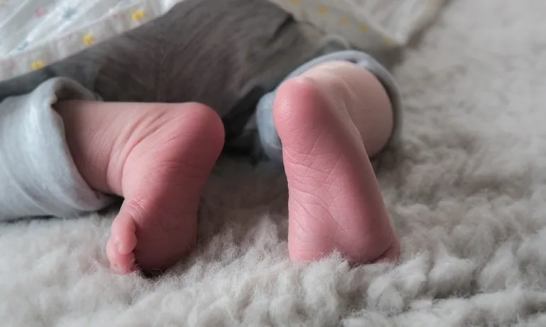 Родителите на изоставеното бебе първо искали да го дадат на социалните - Tribune.bg