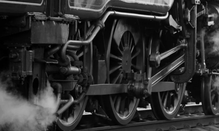 Товарен влак с пропан-бутан дерайлира край Пловдив - Tribune.bg