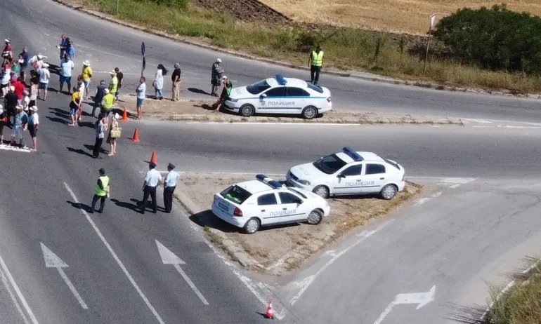 Протестиращи блокираха пътя София - Варна при пътен възел Абланица - Tribune.bg